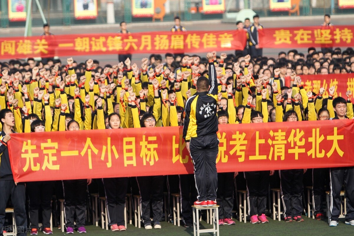 学习要题海战术吗？衡水中学：通往清华北大的路是用试卷铺出来的