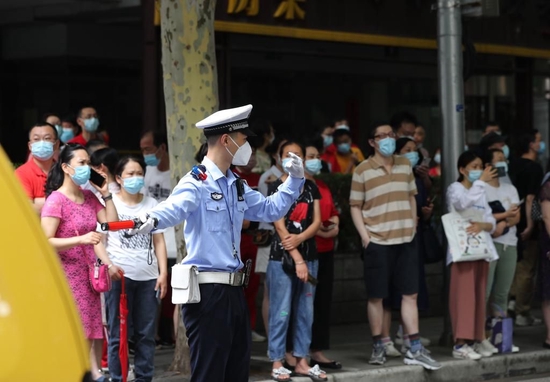 7月7日，上海市南洋模范中学考点前，交警在维持交通秩序。 新华社记者 刘颖 摄